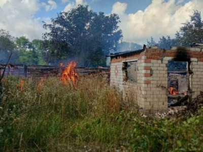 Повністю знищений житловий будинок: ворог вдарив по селу на Чернігівщині