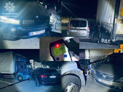 У Рівному водійка BMW в’їхала у дорожній знак та три припарковані авто