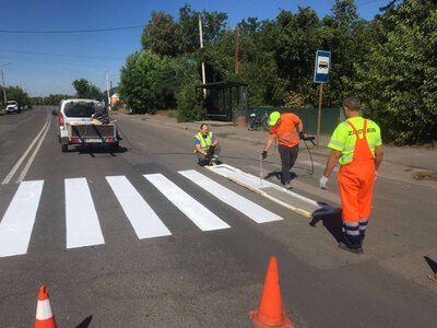 У Хмільнику на комунальних дорогах наносять дорожню розмітку