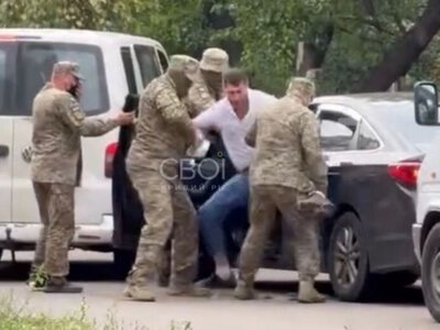 «Незаконне позбавлення волі або викрадення людини»: у Кривому Розі  люди у формі витягли таксиста з машини та «задули» його балончиком