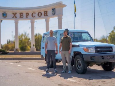 «Лікарі без кордонів» передали автомобіль для евакуації маломобільних херсонців