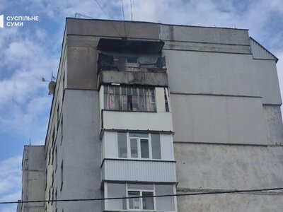 У Сумах влучання у багатоповерхівку: пошкоджені авто, на місці пожежа