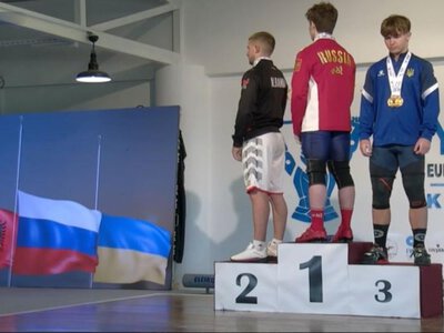 Важкоатлет із Закарпаття відвернувся від прапора Росії на п’єдесталі юнацького чемпіонату Європи