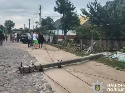 Зніс електроопору та розтрощив паркан: на Сарненщині водій BMW втік з місця ДТП 