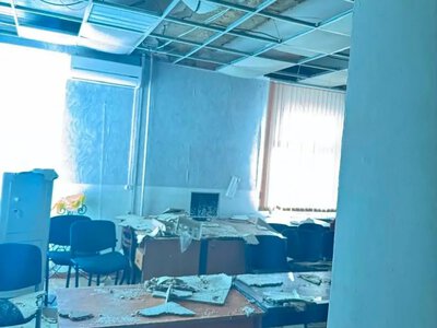 Російський дрон скинув запалювальний снаряд на податкову в Херсоні