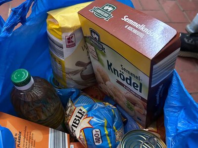 Продукти, підгузки та одяг: ВПО в Ужгороді отримали гуманітарну допомогу