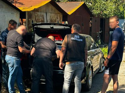 У Черкаській області поліцейський продавав наркотики. Його викрили