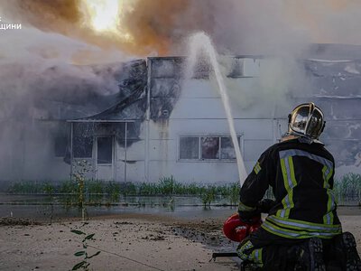 На Київщині після російських атак спалахнули склади: рятувальники працюють на кількох об'єктах (фото)