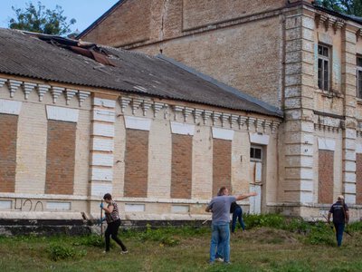 В Дубні організували прибирання біля маєтку Шувалової