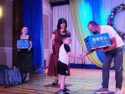 У Ковельській громаді дітям пільгових категорій подарували 284 набори до школи