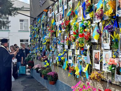 У Володимирі біля Стіни надії молилися за повернення зниклих безвісти та полонених Захисників