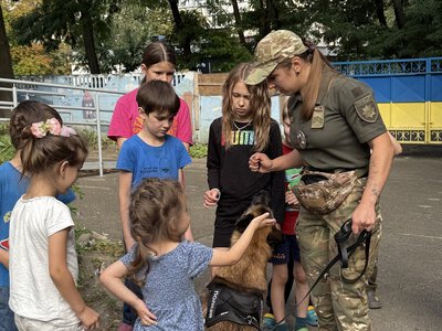 Київські поліцейські влаштували каністерапію для дітей