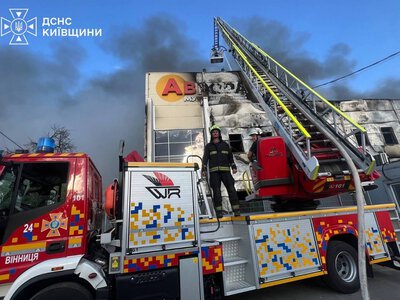 Росіяни вчергове атакували розподільчий центр торговельної мережі на Бучанщині
