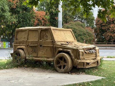 Mercedes-Benz G-Class гниє просто на вулиці: у Відні створили дуже дивну «машину» (ФОТО)