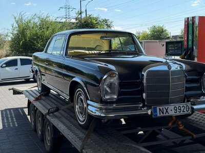 У Дніпрі помітили колекційний 60-річний Mercedes-Benz 250 SE Coupe (ФОТО)