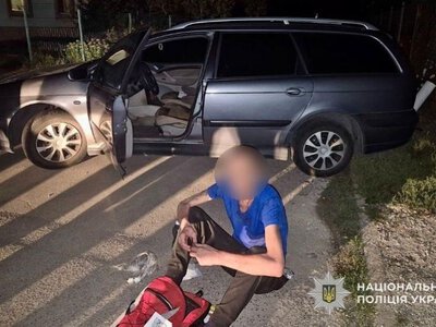 У Дніпрі чоловік викрав автомобіль із залишеними всередині ключами та врізався у стовп