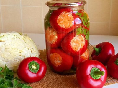 Незвичайна закуска, яка полюбиться сім'ї взимку: рецепт перцю, фаршированого капустою
