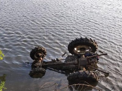 На Львівщині трактор перекинувся у водойму: водій загинув