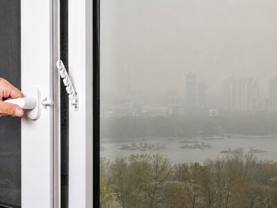У повітрі — дрібнодисперсний пил: на Київщині рекомендують зачиняти вікна через забруднення