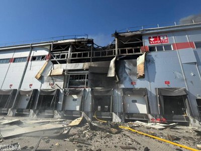 На Одещині через атаку РФ загорівся поштовий термінал