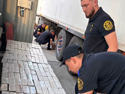 На Буковині у вантажівці з картопляними чіпсами виявили понад 11 тисяч пачок сигарет