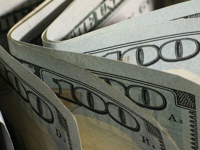 Долар продовжує дешевшати на українському ринку