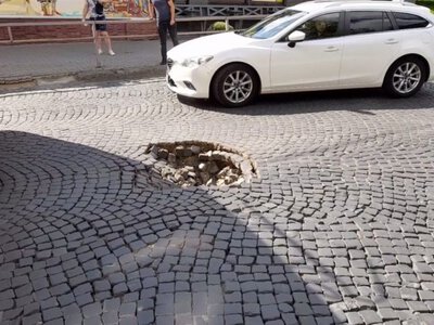 У селищі на Волині утворилося провалля на мосту (Фото)