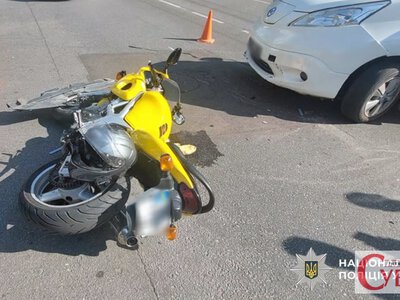 У Житомирі сталася ДТП за участі 17-річного мотоцикліста та автомобіля Nissan: водія двоколісника госпіталізували