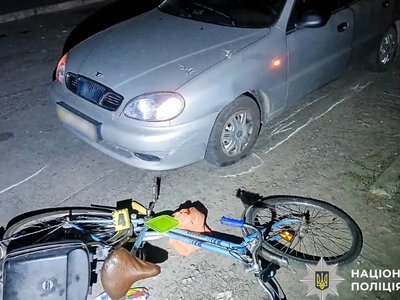 На Рівненщині автомобіль вискочив на «зустрічку» під час об'їзду ремонту та збив велосипедистку 
