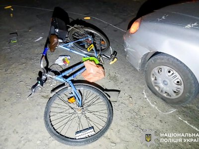 Об'їжджав місце проведення ремонтних робіт: у Дубні автомобіль збив велосипедистку
