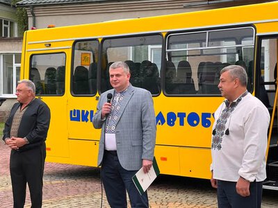 Городенківський ліцей ім. Антона Крушельницького отримав новий шкільний автобус та кований арт-об’єкт