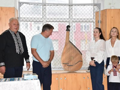 Військовий подарував ліцею бандуру зі зруйнованої музичної школи у Рівному