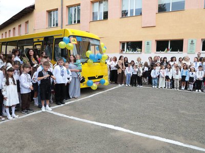 У День знань громадам Прикарпаття передали шість нових шкільних автобусів