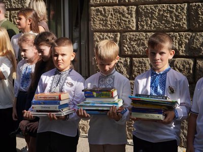 Із книжкою замість квітів: ужгородські ліцеїсти підтримали українське слово