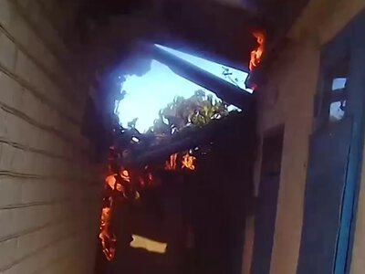  У Херсоні поліціянти евакуювали трьох жінок із будинку, що горів після дронової атаки. ВІДЕО 