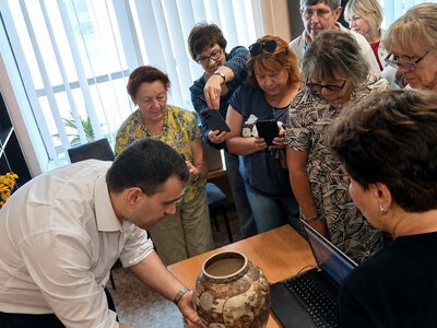 Від чайних схем до японської кераміки: у Кам’янському презентували унікальний артефакт XIX століття