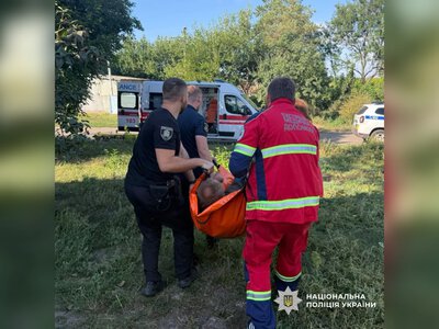 Стало зле: поліціянти на Харківщині несли того, хто впав, до “швидкої”