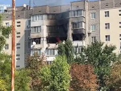 Ворожий FPV-дрон влучив у багатоповерхівку в Херсоні