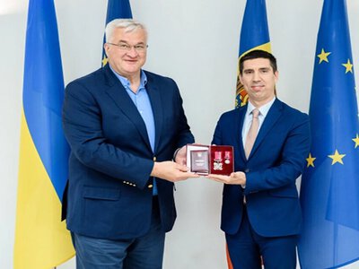 Сибіга в Кишиневі нагородив голову МЗС Молдови орденом За заслуги
