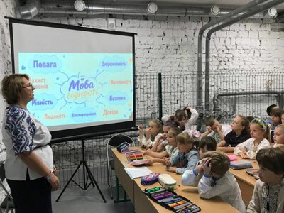 401 школа очно та понад 16 тисяч першачків: у Києві розпочався новий навчальний рік попри нічні атаки