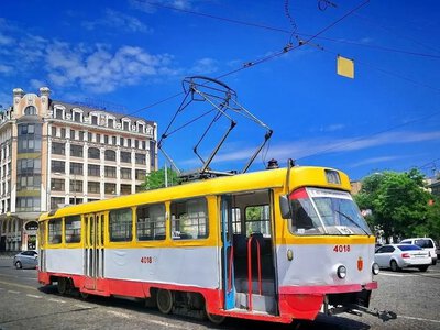 В Одесі після нічного обстрілу відновлюють рух трамваїв та тролейбусів (список маршрутів)