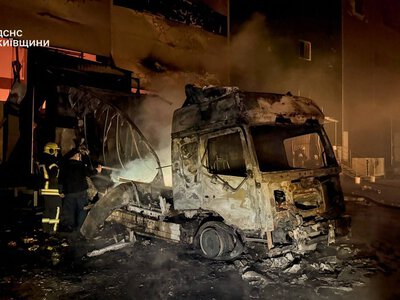 На Київщині рятувальники загасили пожежі у трьох складських приміщеннях після ворожого удару