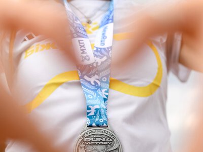 Медаль MHP Run4Victory Черкаси прикрасить стрічка за мотивами творчості народного художника Миколи Теліженка