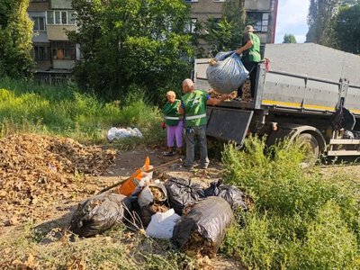 Комунальники Херсона минулого тижня прибирали місто і закривали вибиті вікна