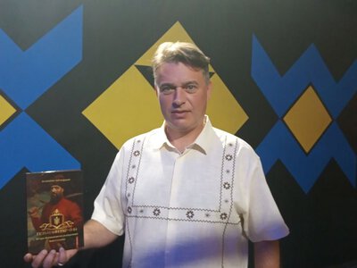 Це шикарний пригодницький серіал: запорізький письменник презентував книгу біографій українських гетьманів