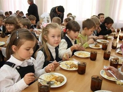 Влада Миколаєва відзвітувала про підготовку сезонного меню для школярів. Батьки вже кажуть, що не все так, як на картинках (ФОТО)