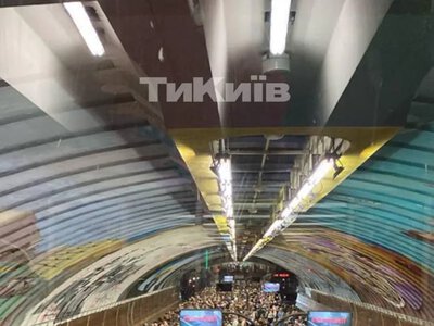 У Києві через тривалу повітряну тривогу виник транспортний колапс: станції та зупинки переповнені