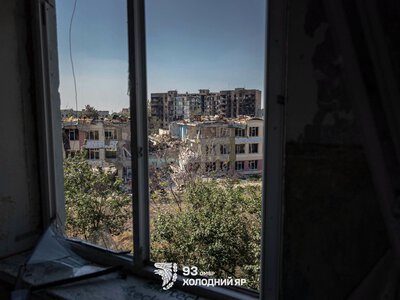 «Ще одне місто Донеччини, яке намагаються стерти вщент»: у Дружківці через атаки РФ загиблих ховають у дворах