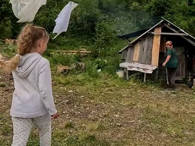 Самі посеред Карпат: як жінка з донькою живуть на полонині біля Говерли 