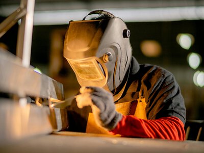 Робота в Ужгороді: на підприємство шукають електрогазозварника